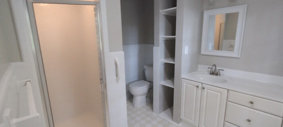 Building Photo - Room in House on Joyner Pl