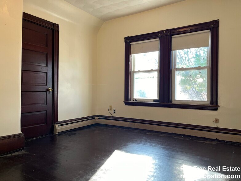 Building Photo - 168 Elm St