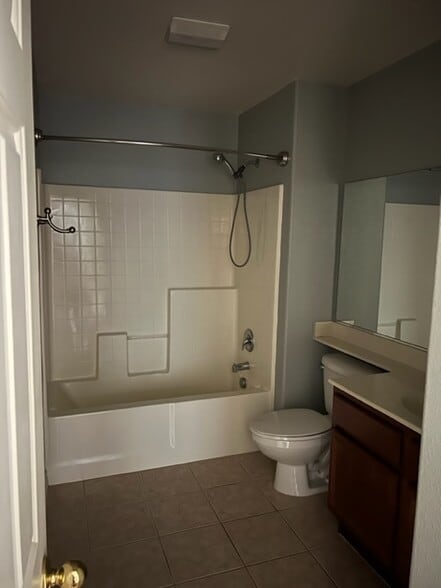 Upstairs full bathroom - 25792 Iris Ave