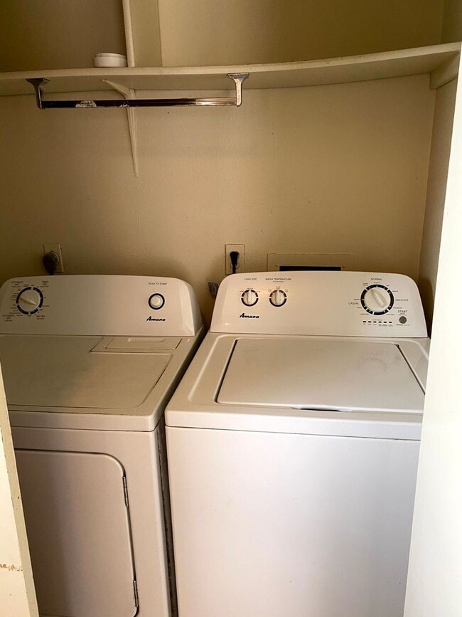 Building Photo - 2/1 Duplex Available 7/29/2026!