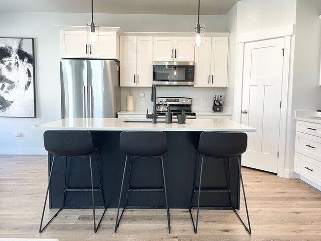 Building Photo - Modern Townhome at North Pointe Village!