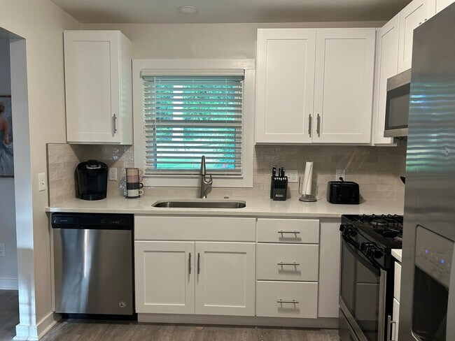 Building Photo - 1565 Pinebreeze Dr