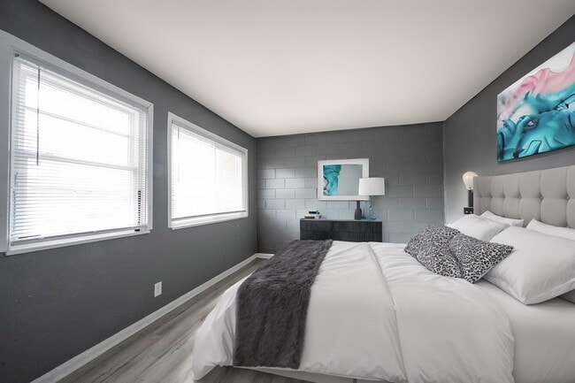 Building Photo - Cozy 2 Bedroom Apartment in Indianapolis with Spacious Layout and Convenient Location