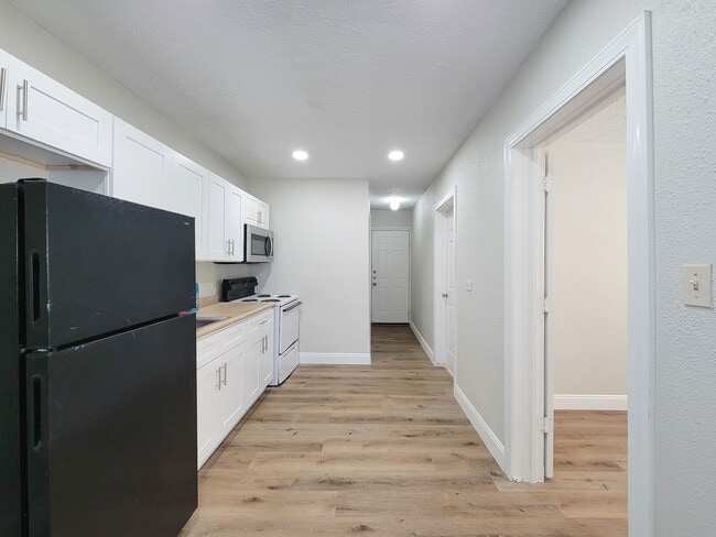 Building Photo - 711 Ave A Ave