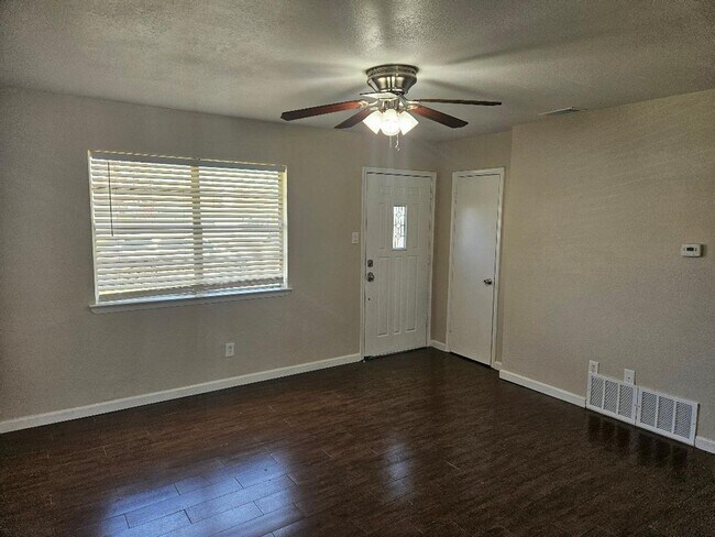 Building Photo - Updated Entertainment District Casa