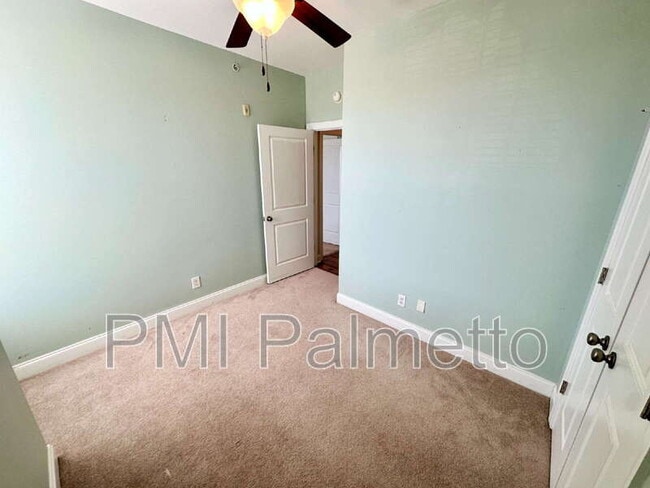 Building Photo - 120 Breezes Dr