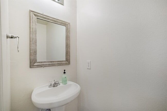 Building Photo - 2030 Vander Wilt Ln