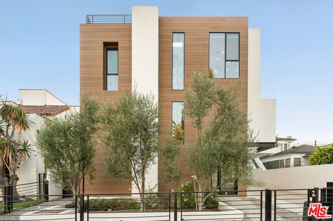 Building Photo - 807 N Detroit St