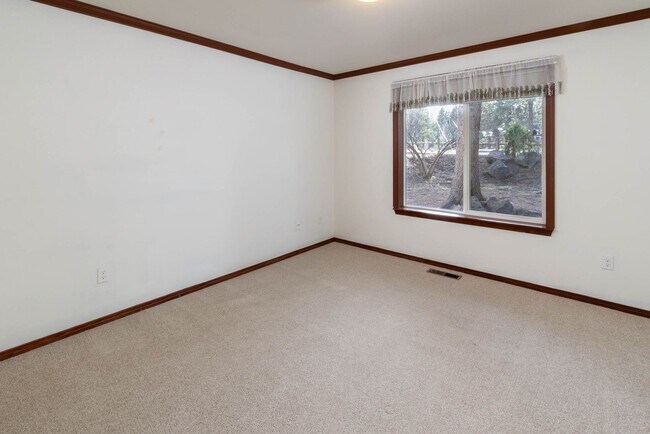 Building Photo - This could be your dream home! Must see!!