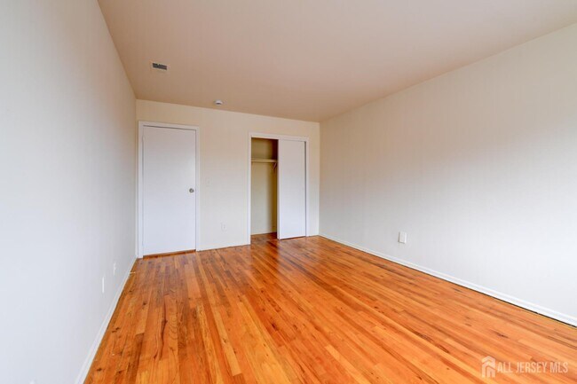 Building Photo - 6 College Dr