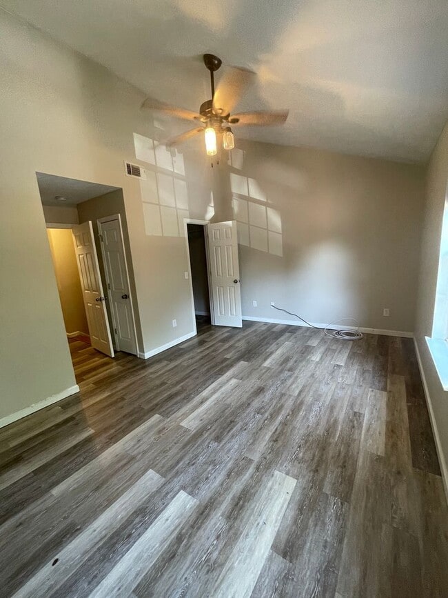 Building Photo - 515 Lakebrink Ct