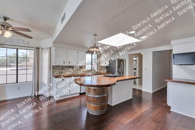 Building Photo - 10698 N Thunder Hill Pl