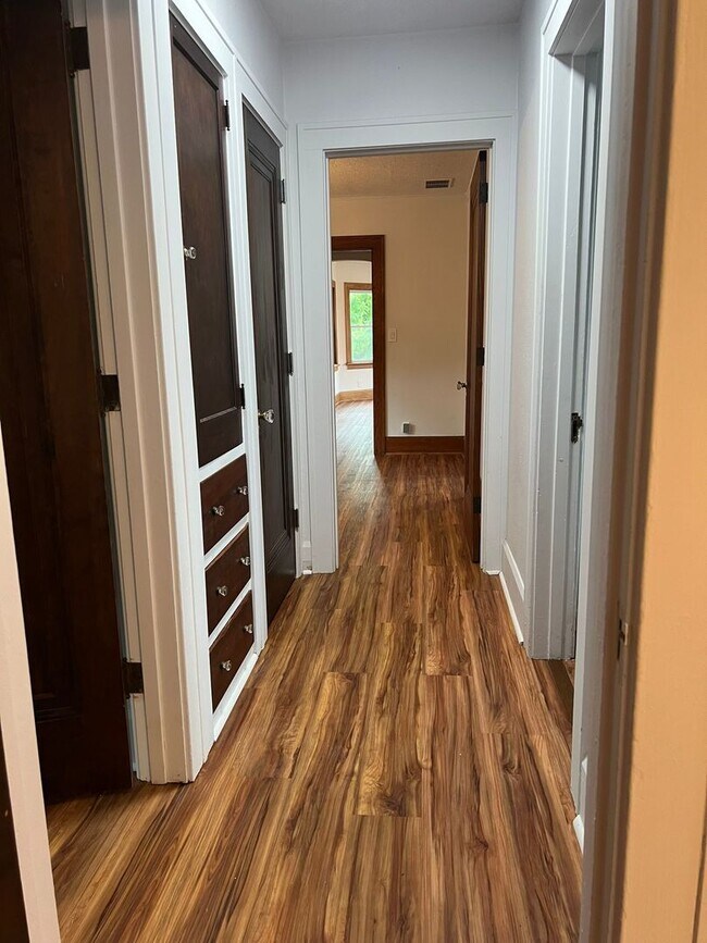 Building Photo - 1040 Haskell Ave