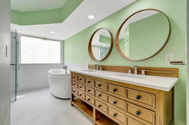 Building Photo - 7810 Villa Nova Dr