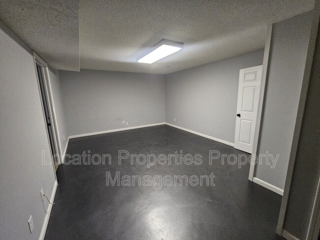 Building Photo - 3212 W 9th St