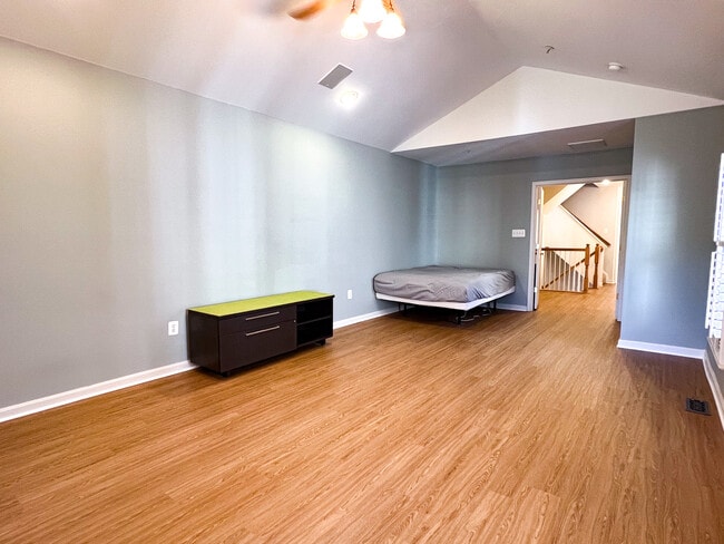 Building Photo - 557 Longhorn Crescent