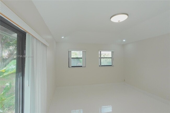 Building Photo - 518 NE 48th St