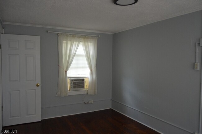 Building Photo - 923 Hillside Rd