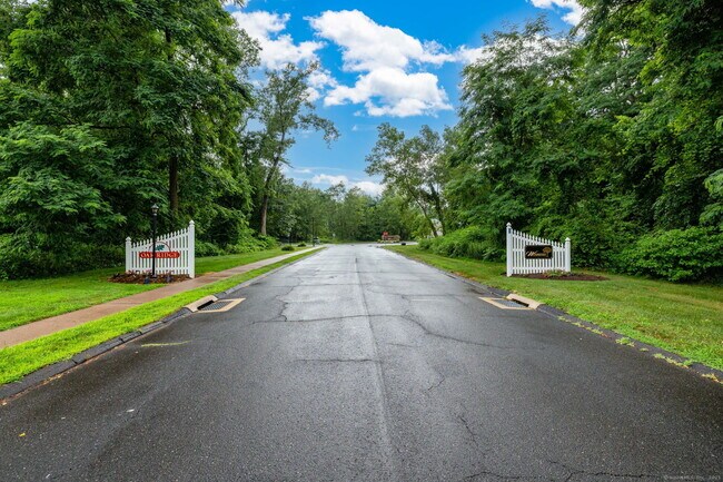 Building Photo - 94 Oak Ridge Dr
