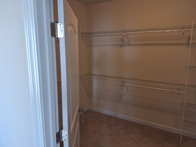 Building Photo - MARCH MOVE IN SPECIAL - $300 off FIRST FUL...