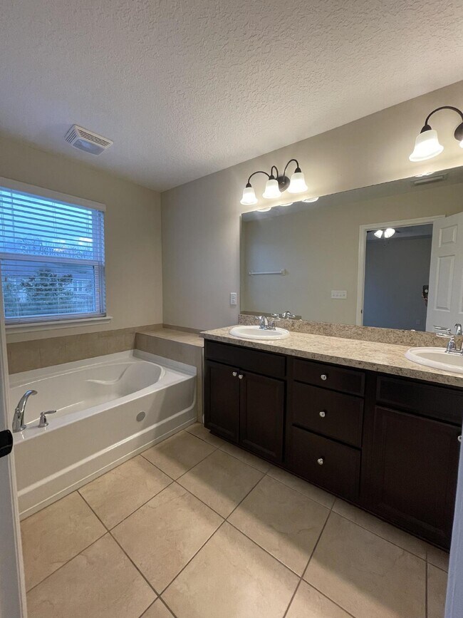 Building Photo - 3 bedroom 2 .5 bath townhome 2 car attached garage  in St. Johns county
