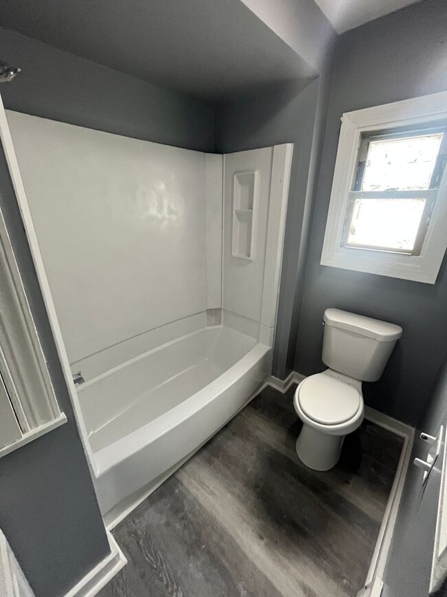 Building Photo - Section 8 Accepted! Spacious Newly Renovat...