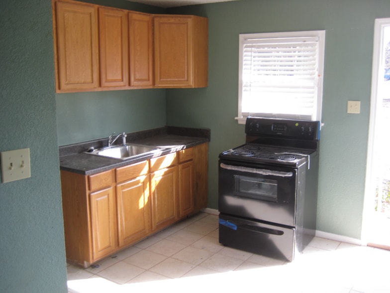 Building Photo - 1108 W 4th St