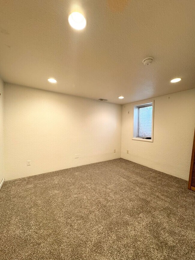 Building Photo - 5 bed 2 bath ranch with finished basement ...