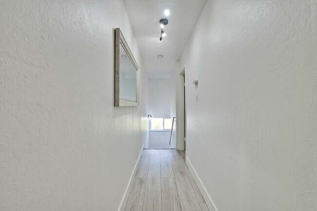 Building Photo - 1281 Flora Ave