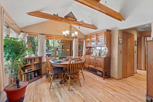 Building Photo - Cozy Green Mountain Falls Cottage