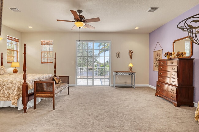 Building Photo - 2560 NE 11th St