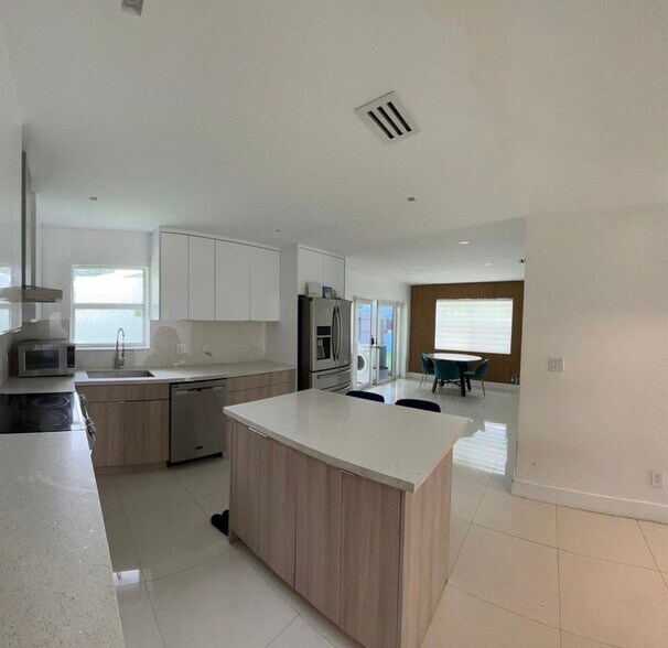Building Photo - 2050 N 57th Ter