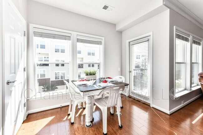 Building Photo - 2942 Finsbury Pl