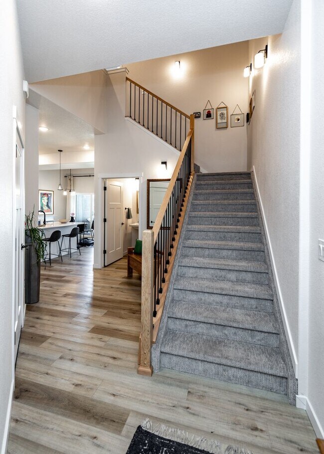 Building Photo - Beautiful Townhome Next to Nature on Westside