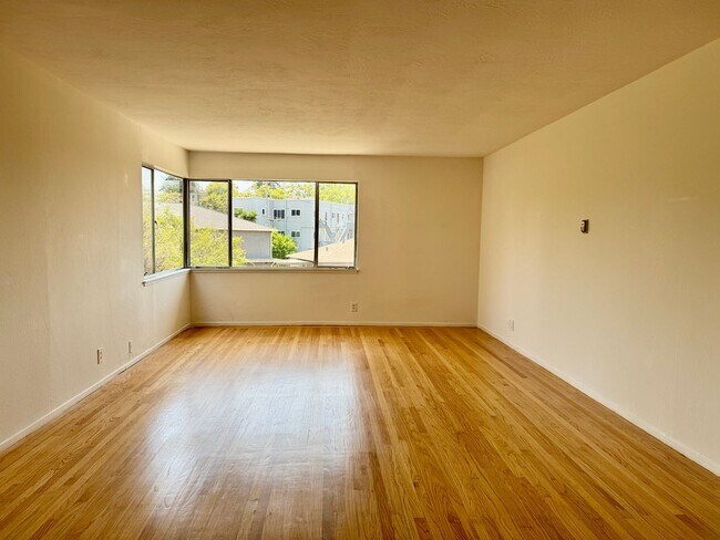 Building Photo - Natural Light Flooded 2 Bedroom Apartment ...