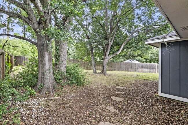 Building Photo - 2208 Lobo Dr