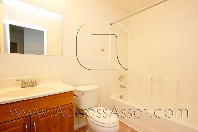 Building Photo - Beautiful Single-Story Home With 3 Bed/2 Bath