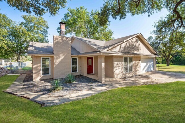 Building Photo - Charming 3-Bed Home with Fireplace & Garage in New Braunfels – 1,505 Sq Ft of Comfort