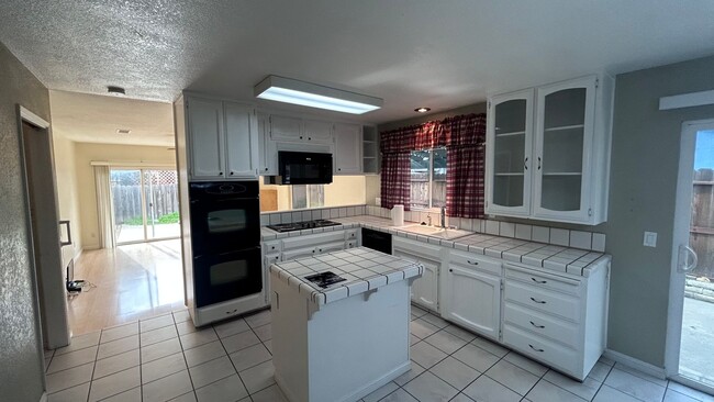 Building Photo - 1505 Bandera Ln