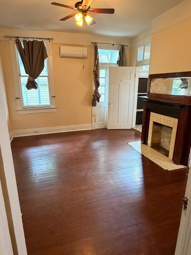 Building Photo - 2BD/1BA unit w/ big front porch, off street parking, and w/d!