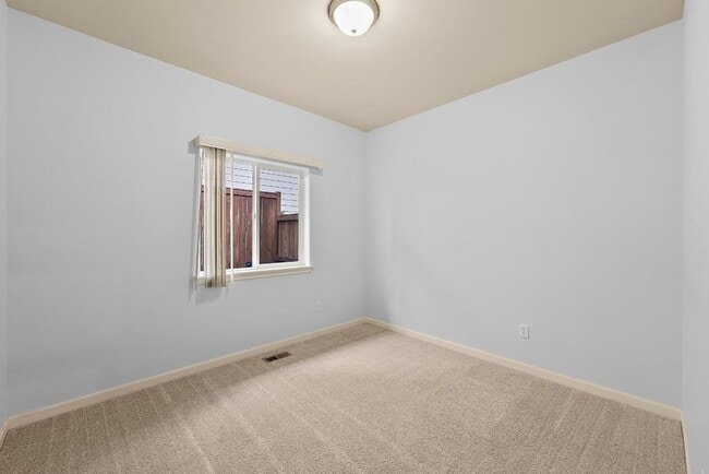 Building Photo - 3 bedroom 2 bath Home for Rent in Yelm!