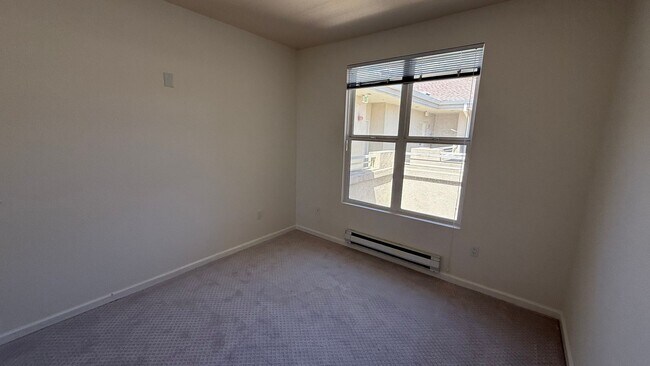 Building Photo - Epic REA - Top floor, Sweeping Views, 3 BR...