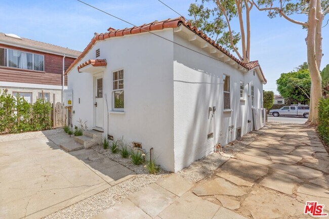 Building Photo - 643 Vernon Ave