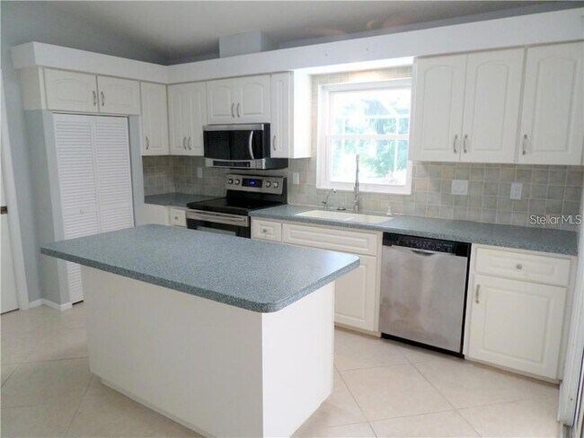 Building Photo - 3601 Garden Lakes Clenet