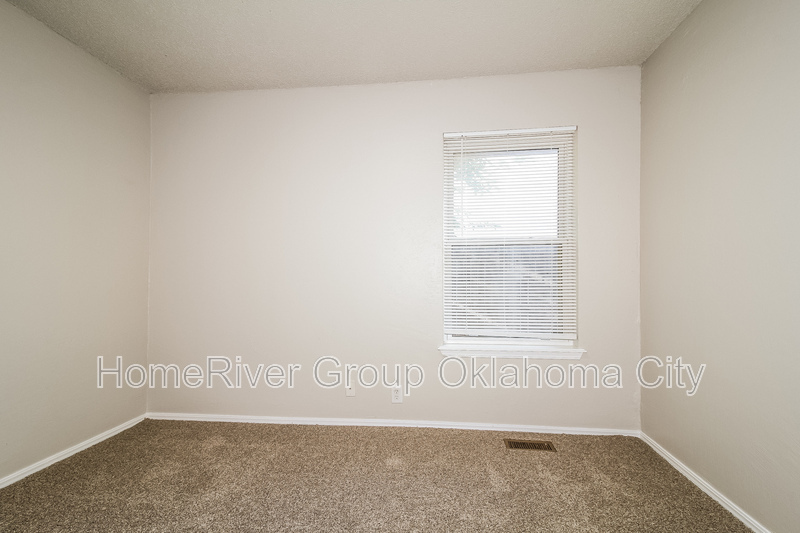 Building Photo - 1720 Ridgeway Dr