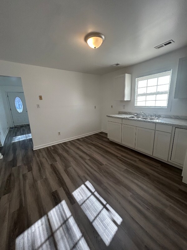 Building Photo - 722 Langley Ave