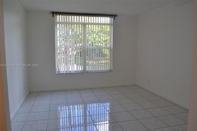 Building Photo - 3670 Inverrary Dr