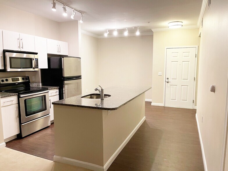 Building Photo - 903 Providence Place