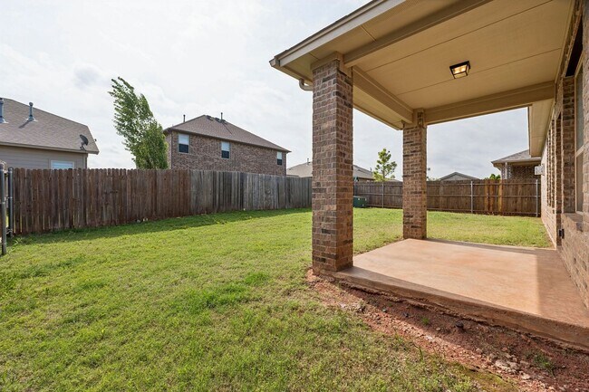 Building Photo - 3 bedroom 2 bath near Paycom!