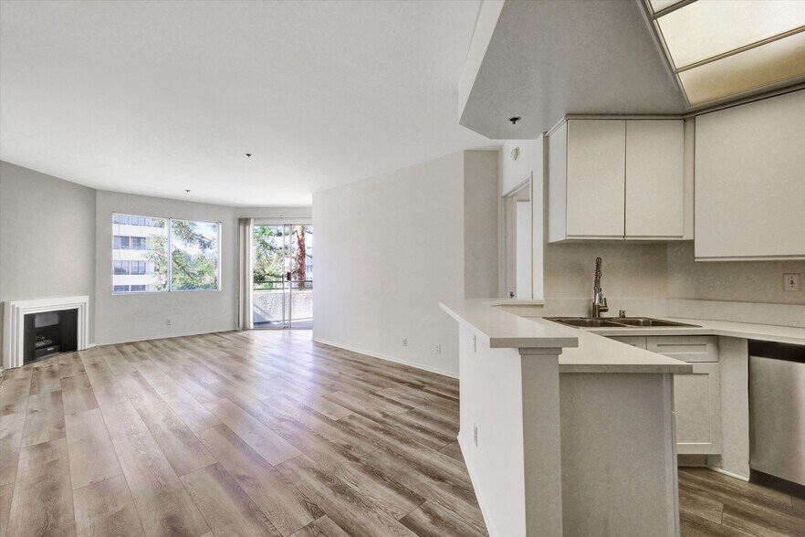 Building Photo - 10601 Wilshire Blvd